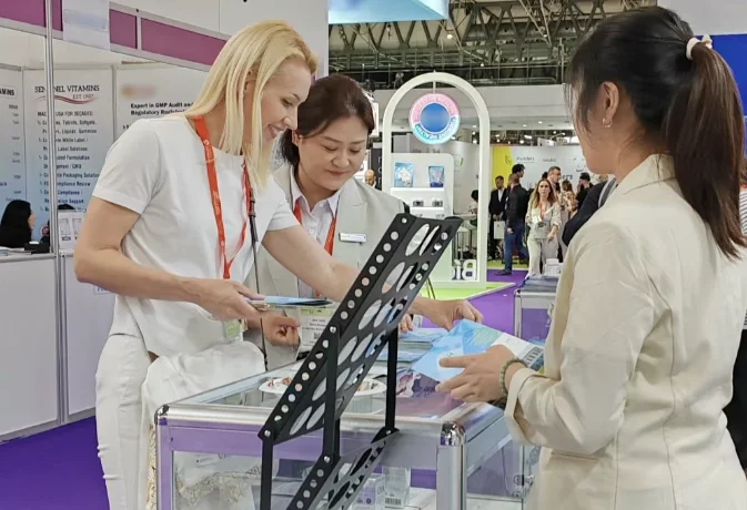Introduce company products to customers at the exhibition site